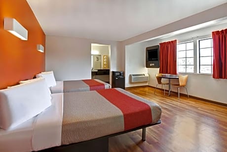 2 Queen Beds - Non-Smoking, Kitchen