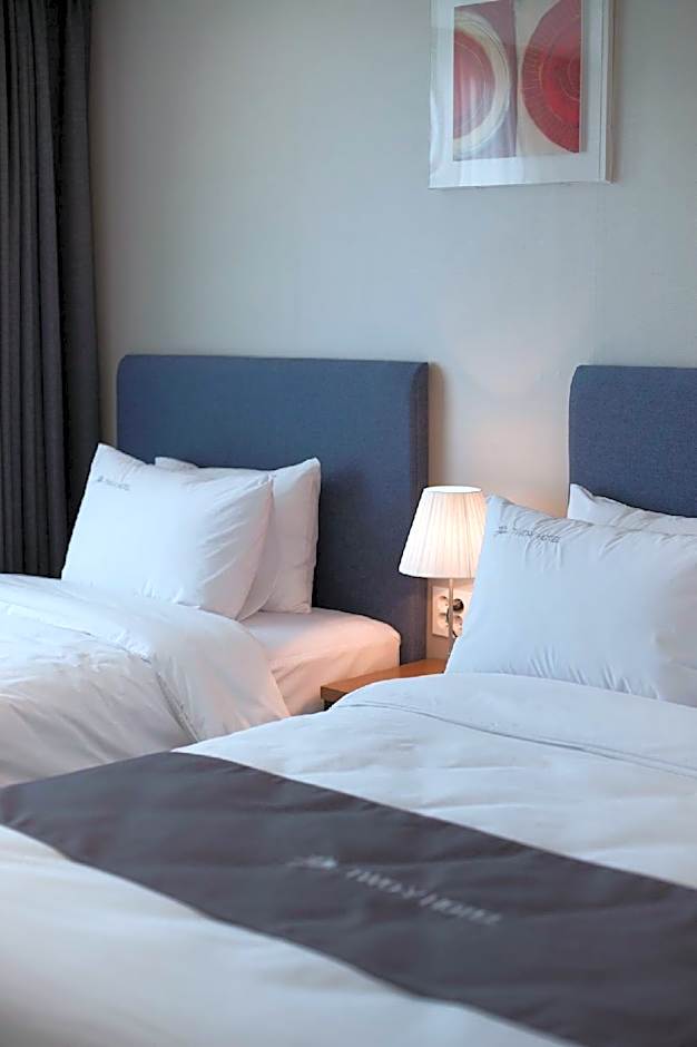 Two-Y-Hotel