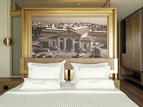 Deluxe King Room with Balcony and Courtyard View