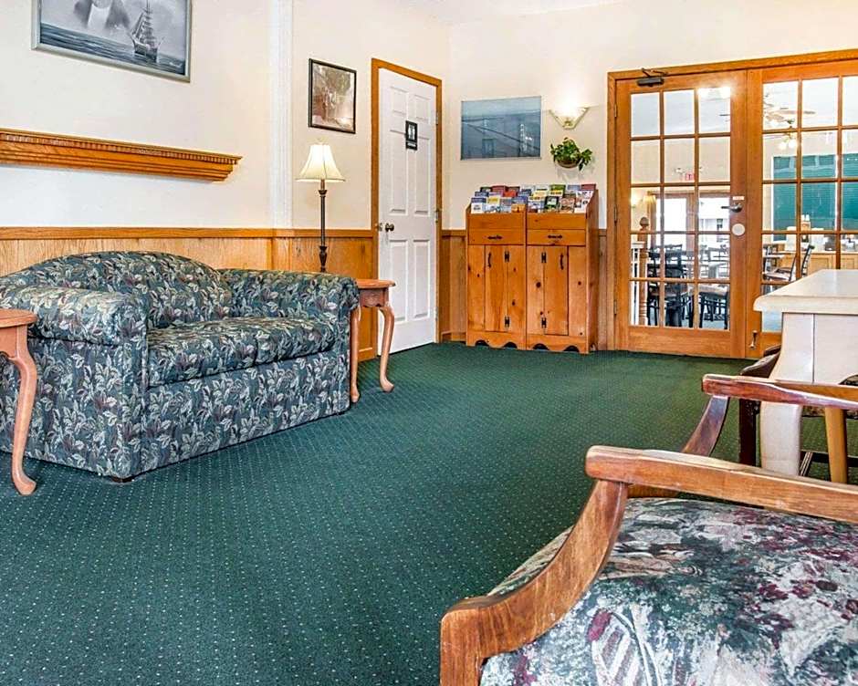 Quality Inn & Suites Mackinaw City Beachfront