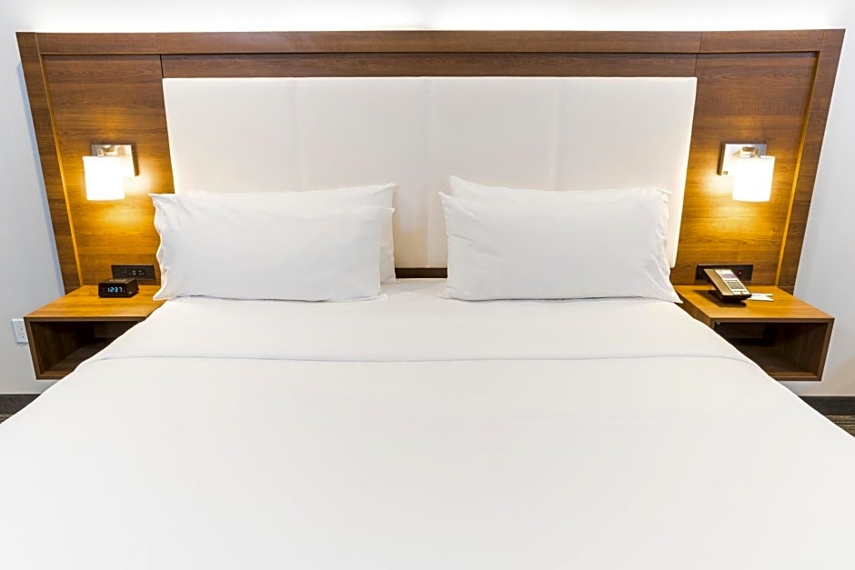 Holiday Inn Express Hollywood Walk of Fame By IHG