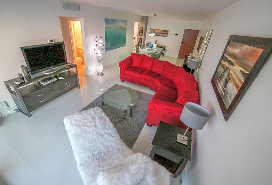 Beautiful penthouse condo with stunning views of both ocean and city