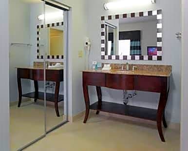 Hampton Inn & Suites Nashville at Opryland