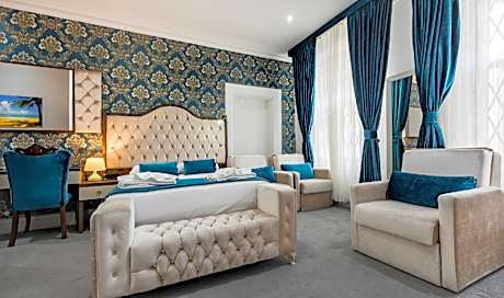 Classic-Family room-Private Bathroom