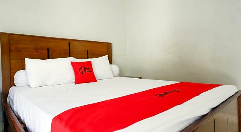 RedDoorz near Mutiara SIS Al Jufrie Airport Palu