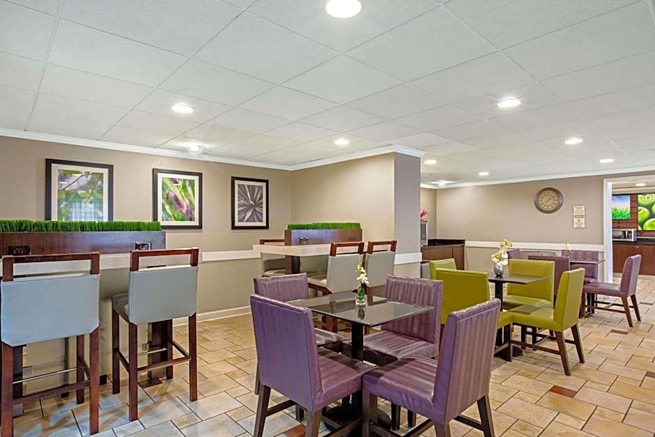 La Quinta Inn & Suites by Wyndham Miami Airport East