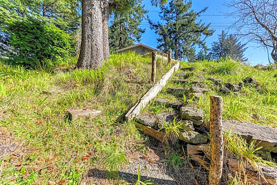 Cozy Coos Bay Retreat with On-Site Creek and Fishing!