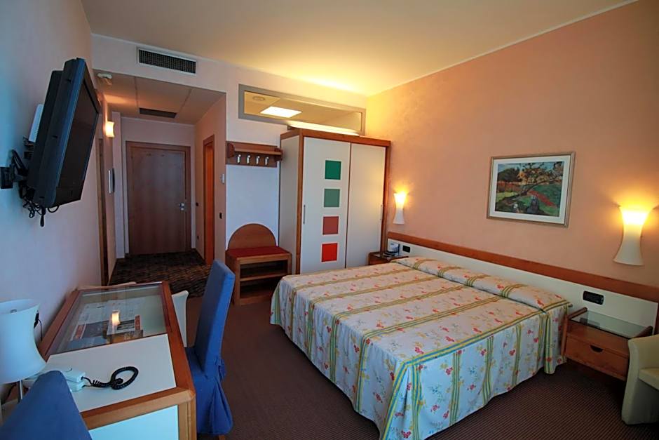 Photo 1 of 5 of 1 Queen Bed, Sea View