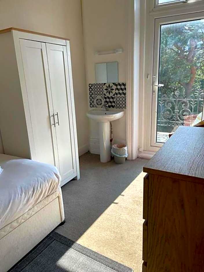 OYO The Lodge Bournemouth