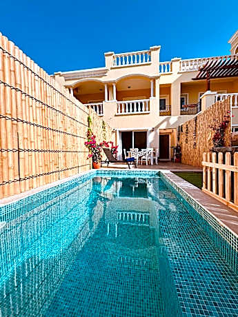 Western Townhouse with private swimming pool