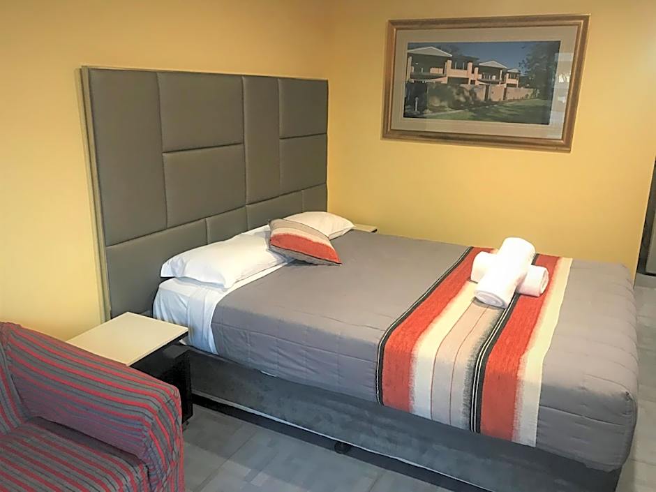 Photo 1 of 13 of Deluxe 1 Queen Bed