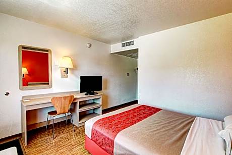 1 Queen Bed | ADA/RI Shower