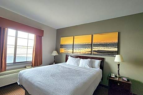 King Room with Roll-In Shower - Mobility/Hearing Accessible - Non-Smoking