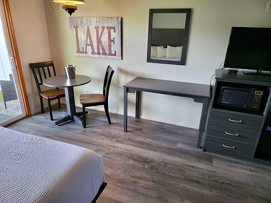 Lakeshore Lodge