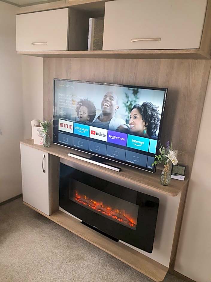 Relaxing Breaks with Hot tub at Tattershal lakes 3 Bedroom