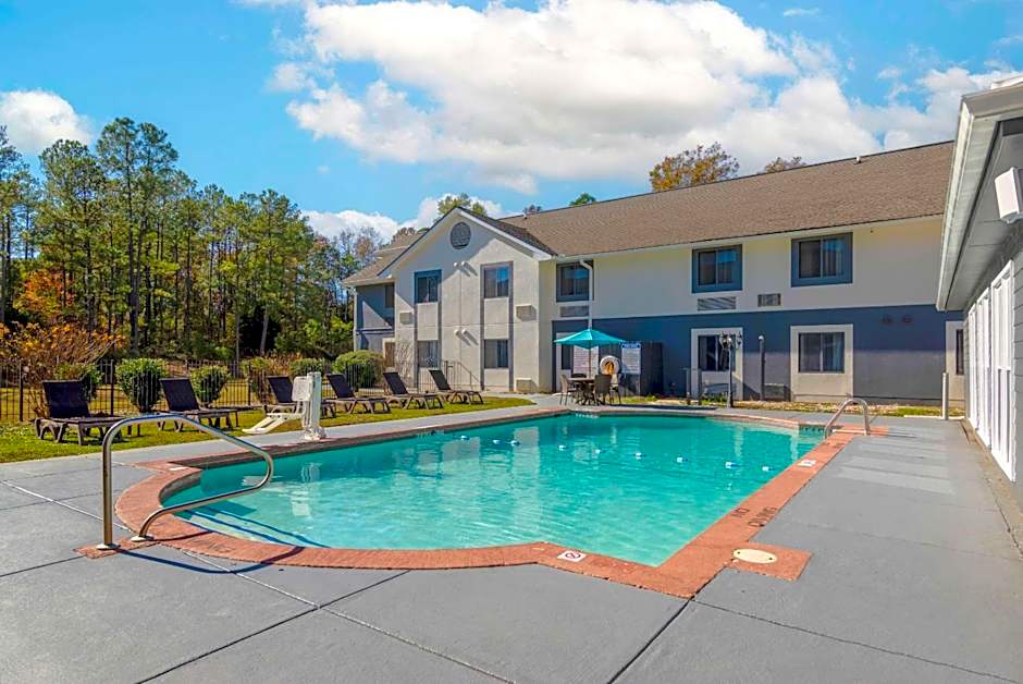 Comfort Inn & Suites - near Robins Air Force Base Main Gate