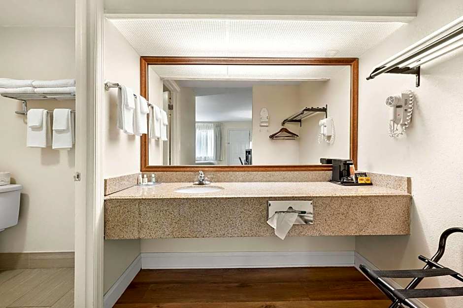Quality Inn Pelham I-65 exit 246