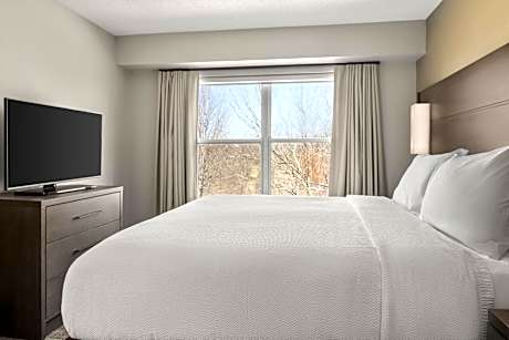 One-Bedroom King Suite with Sofa Bed and Adapted Tub - Mobility and Hearing Accessible