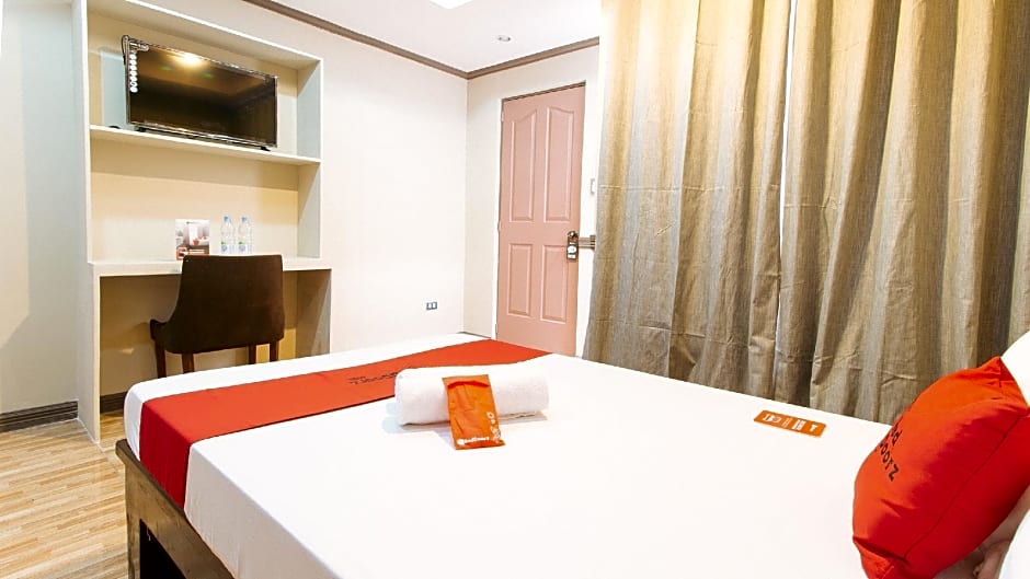 RedDoorz Plus @ Robinson's Circle (Quarantine Hotel)