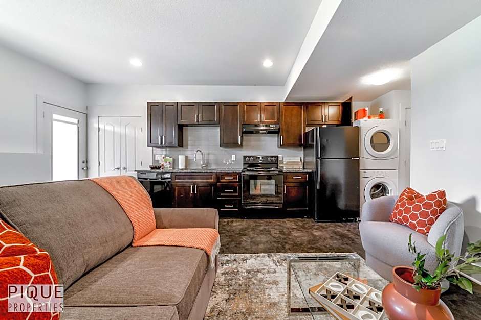 Stunning Modern Suite - King Bed - Free Parking & Netflix - Fast Wi-Fi - Long Stays Welcome