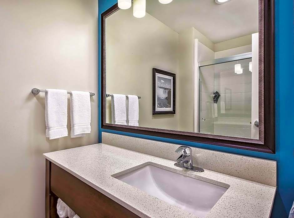 La Quinta Inn & Suites by Wyndham Niagara Falls