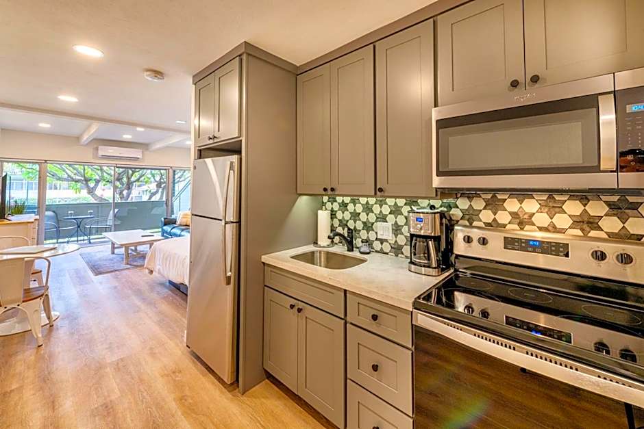 Modern Beachfront Studio: Full Kitchen & A/C