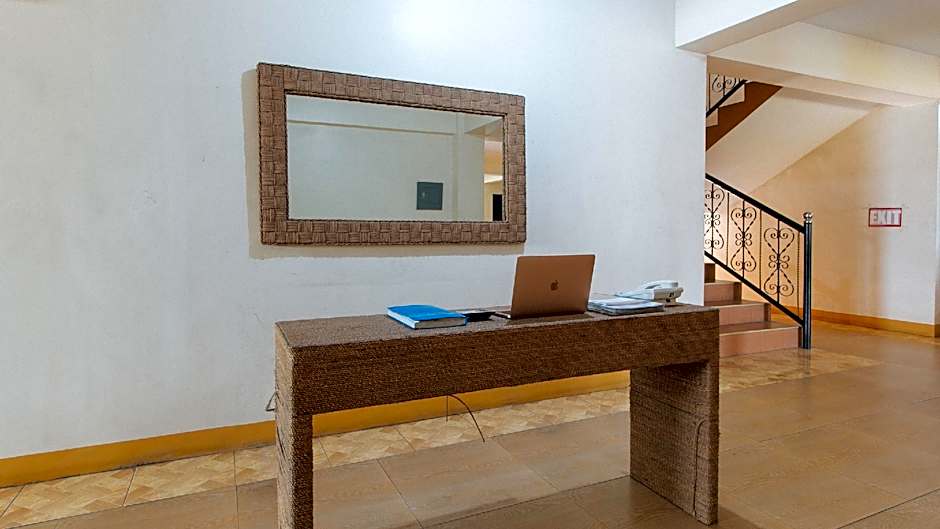 RedDoorz @ Golden Skye Hotel Guagua