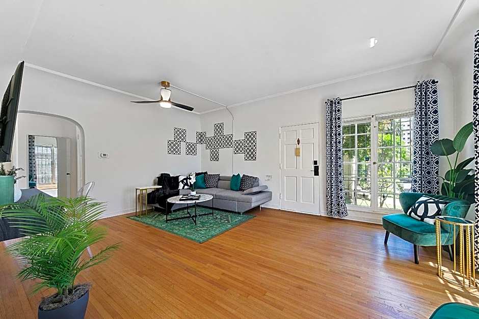 Cozy Retreat near Beverly Hills Parking, Laundry, Parking