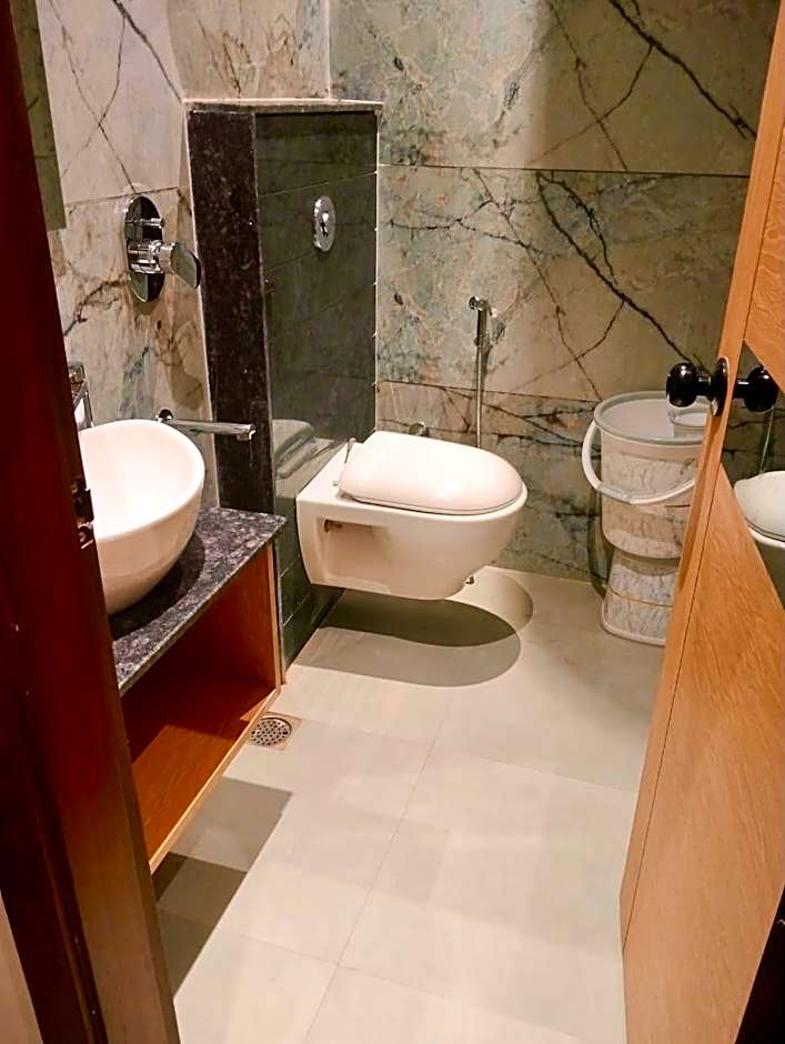 Hotel Brooklyn Suites - Near Golden Temple