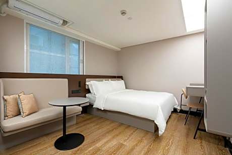 Hotel Queen Room