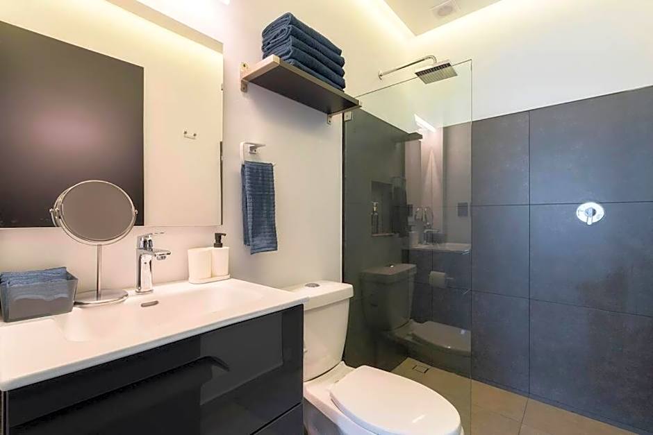 P402 Private balcony Apt 3Bdrm 2bth AC Rooftop