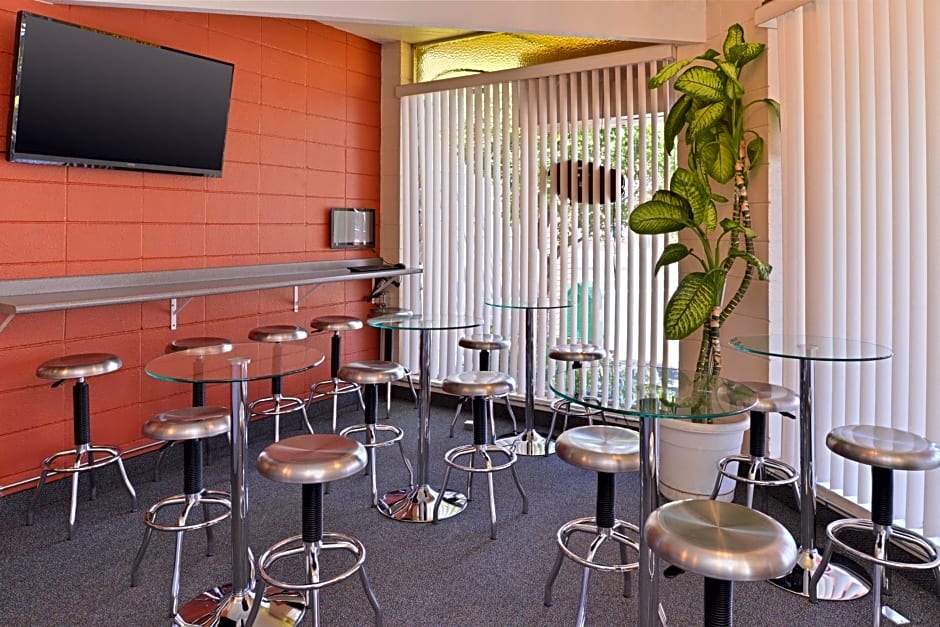 Maverick Motel - Modern Renovated Motel