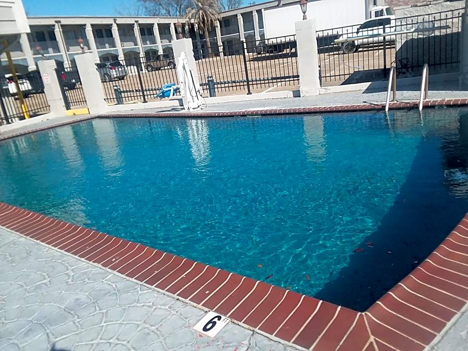 Howard Johnson by Wyndham Historic Lake Charles