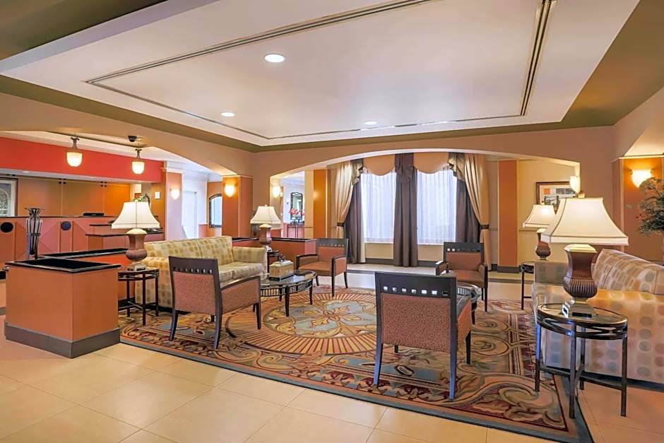 La Quinta Inn & Suites by Wyndham Islip Macarthur Airport