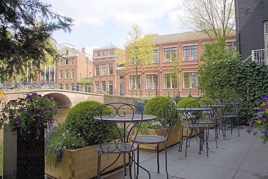 Amsterdam Canal Hotel