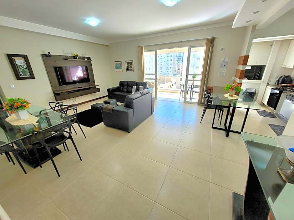 3 suítes grandes, 4 garagens, Vista mar, ótima localização a 2 minutos do mar em Meia Praia - Itapema