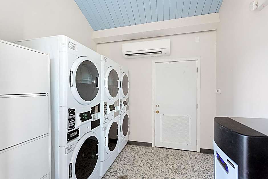 Hotel McCoy - Art, Coffee, Beer, Wine