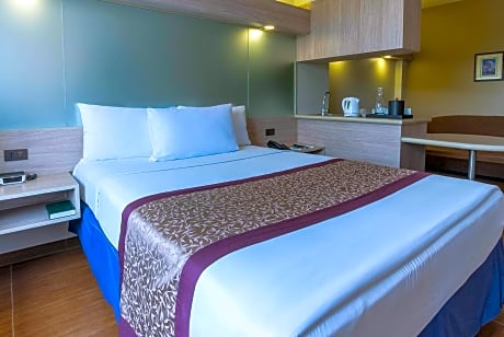1 Queen Bed, Accessible Suite, Non-Smoking