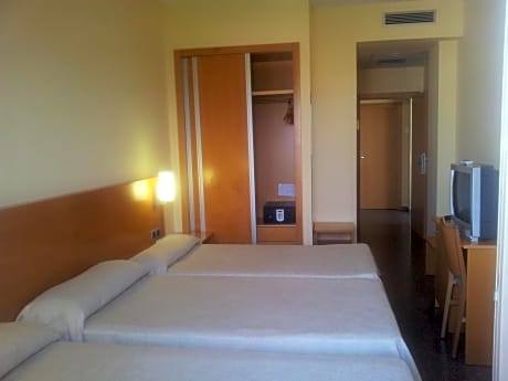 DOUBLE ROOM WITH EXTRA BED ( 3 PEOPLE)