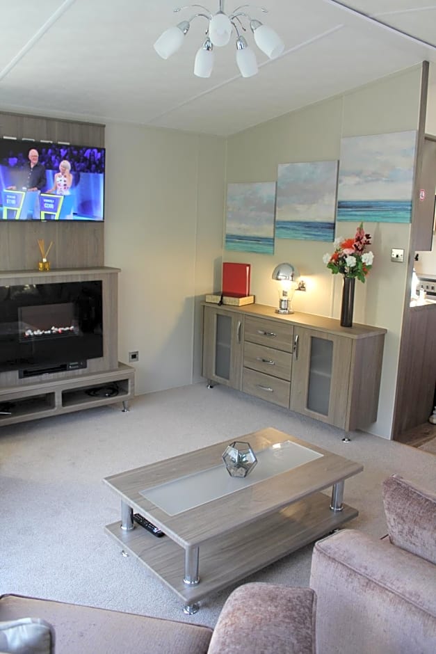 Moonlight Ridge -2 bedroom lodge with hot tub