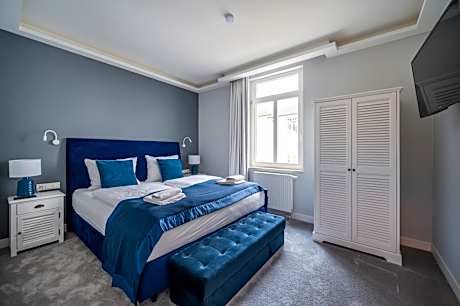 Deluxe 3-room suite with balcony