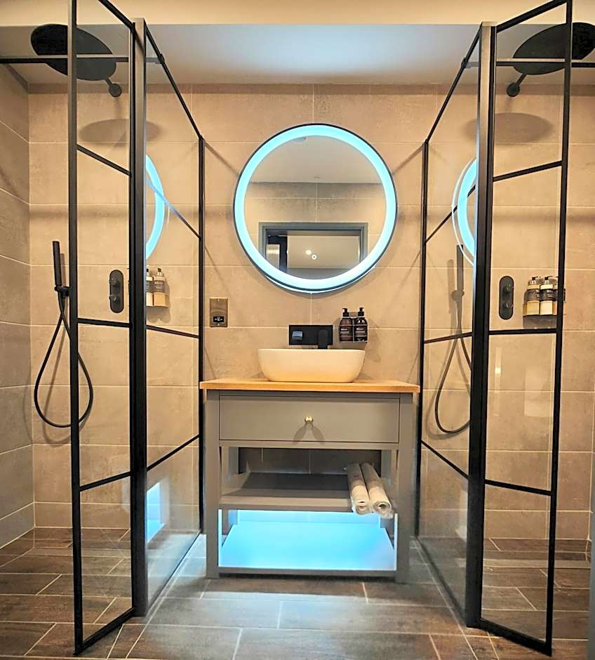 Pinnacle Suites Hotel