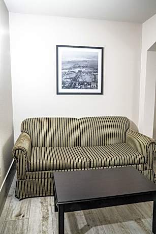 Suite with Mobility Accessible Tub - Non-Smoking