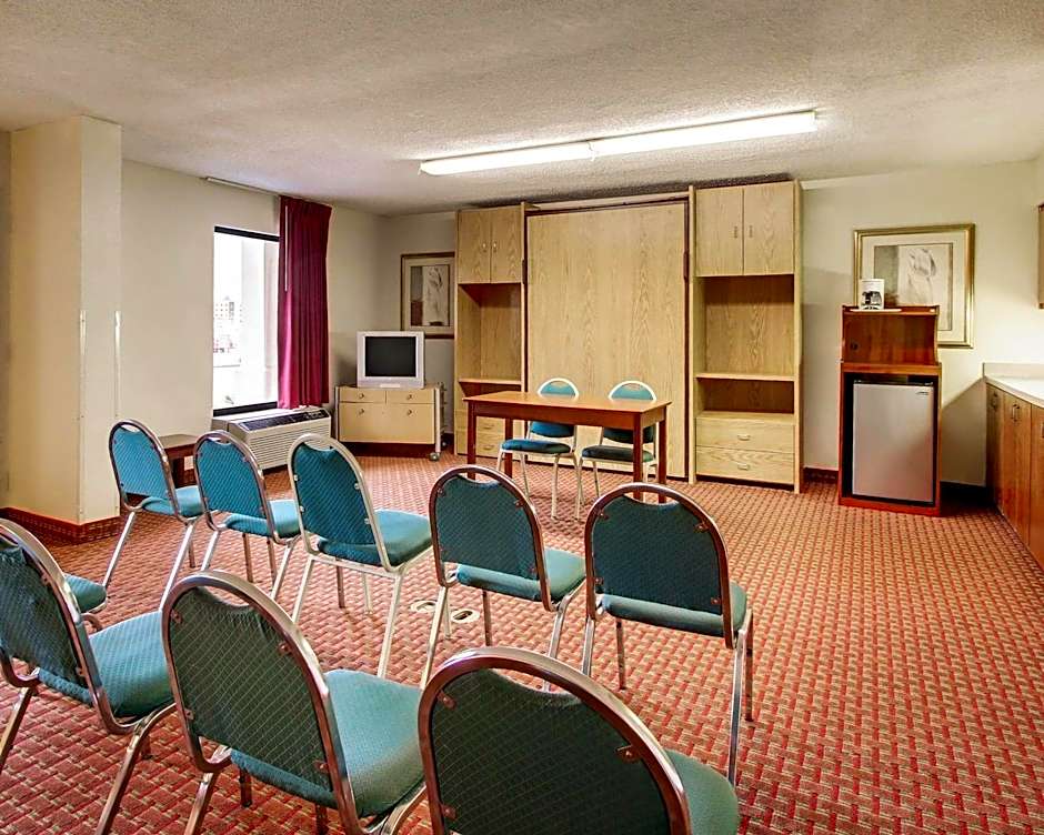 Quality Inn & Suites Clinton - Jackson West
