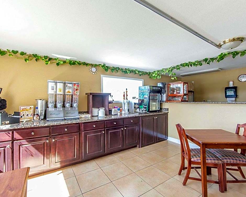 Days Inn by Wyndham Calhoun GA I-75 and US-41 