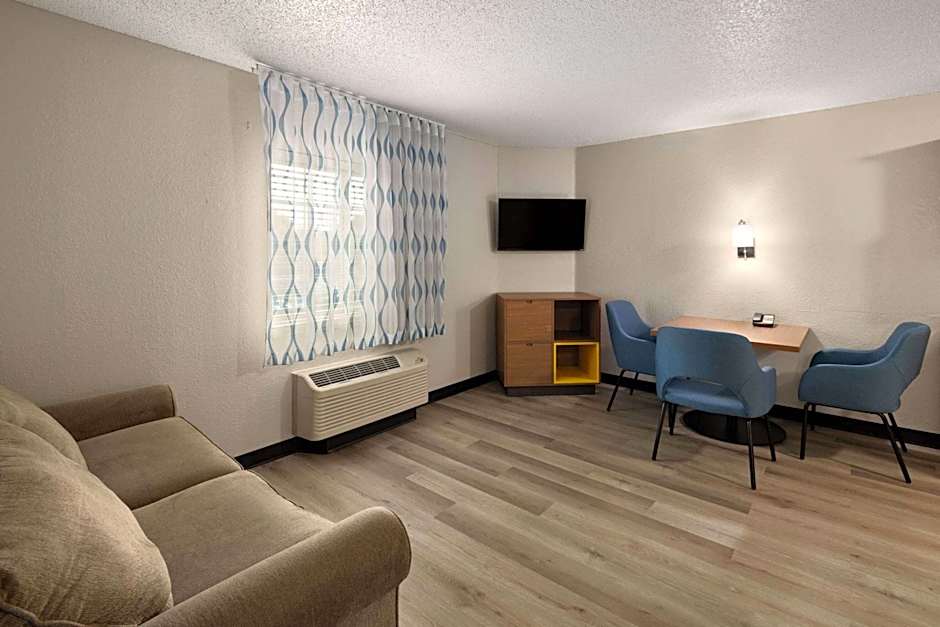 Days Inn & Suites by Wyndham Green Bay WI.