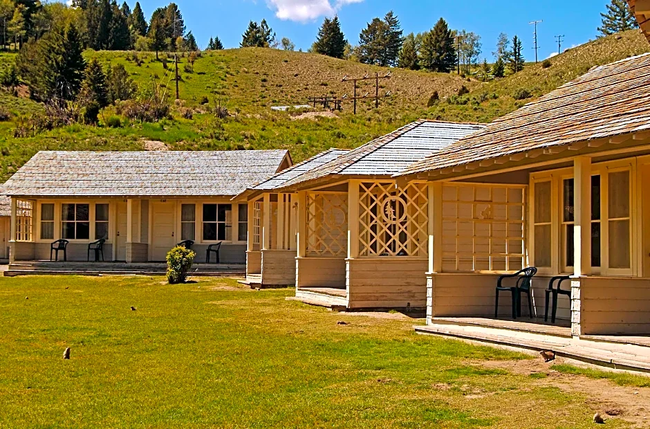 Mammoth Hot Springs Hotel & Cabins