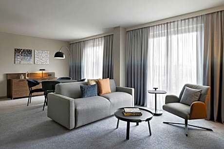 Grand Suite, 1 Bedroom 2 room Suite, 1 King, City view