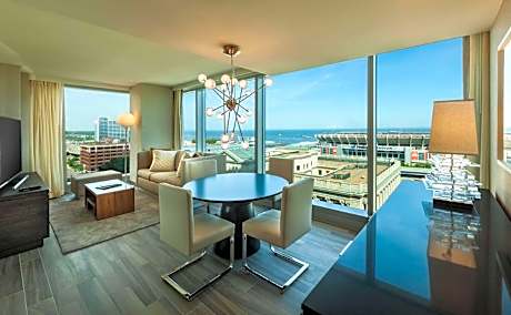 1 King Ambassador Suite - Accessible Bathtub