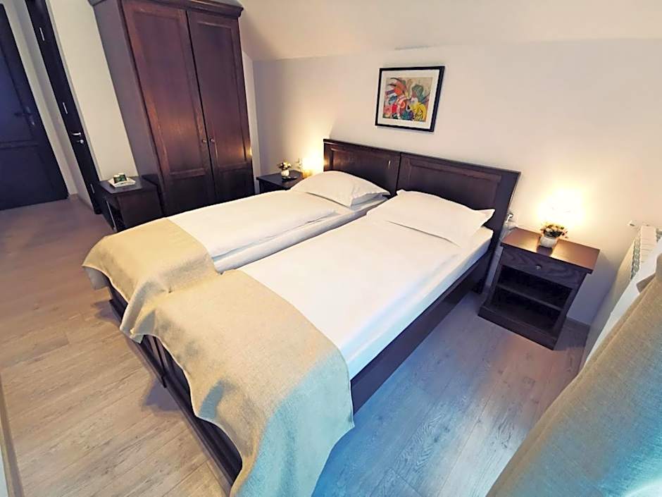 Complex Parc Pini Moinesti